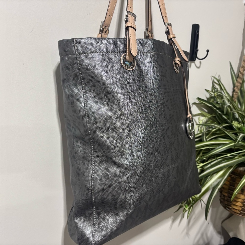 ❤️Michael Kors Metallic Gray Jet Set Tote - Picture 3 of 6